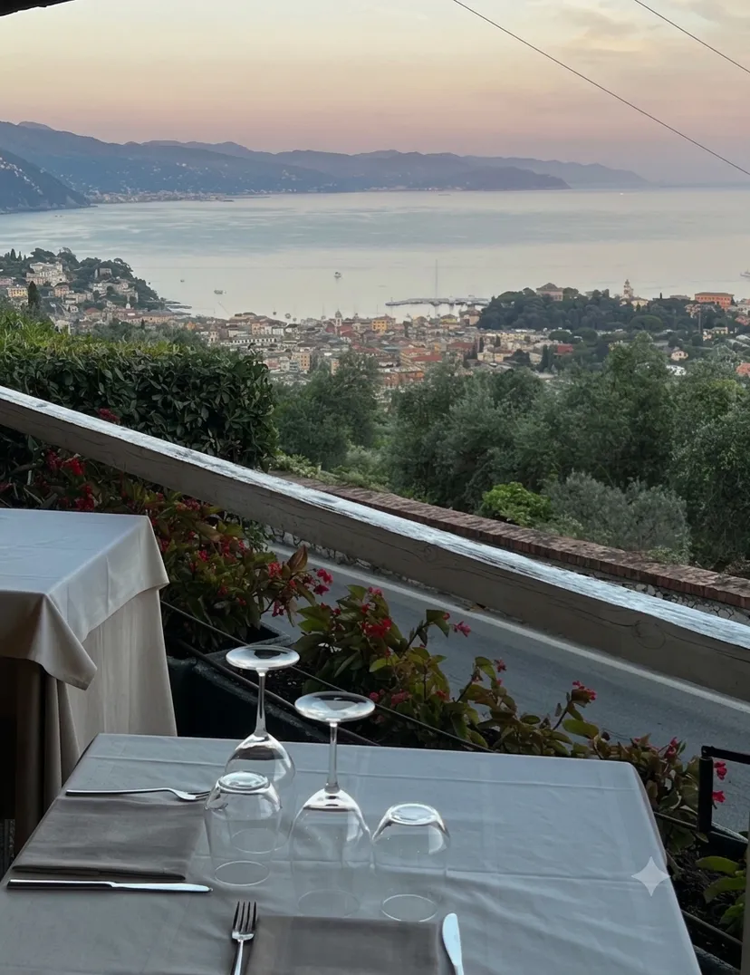 Ein gedeckter Tisch auf der Terrasse, darunter der Golf von Tigullio und Santa Margherita Ligure